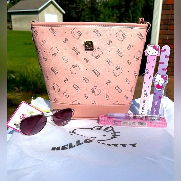 Hello Kitty Pink Crossbody Bundle - Picture 1 of 15